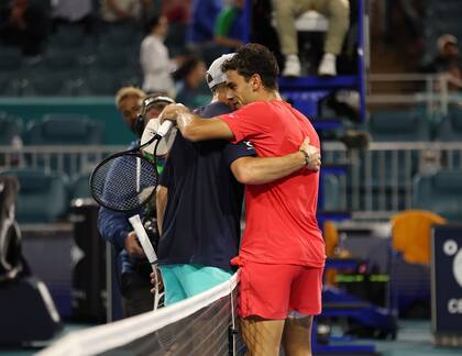 El abrazo entre Cerúndolo y Tommy Paul, que tienen una excelente relación más allá de los courts