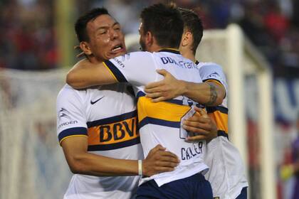 El abrazo entre Chávez, Calleri y Colazo