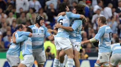 El abrazo entre Corleto (15) y Borges en el final del partido: bombazo de los Pumas en el comienzo del Mundial 2007