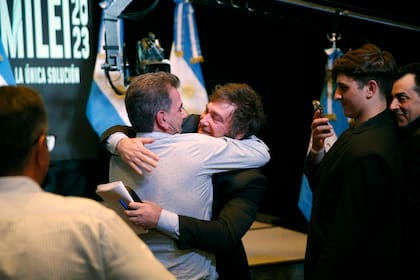 El abrazo entre Cristian Ritondo y Javier Milei tras la imposición de La Libertad Avanza (LLA) en la segunda vuelta electoral