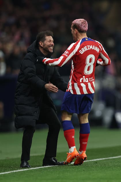 El abrazo entre Diego Simeone y el francés Antoine Griezmann, uno de sus pilares en Atlético de Madrid.