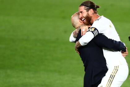 El abrazo entre el DT Zinedide Zidane y el capitán Sergio Ramos, en la consagración de Real Madrid