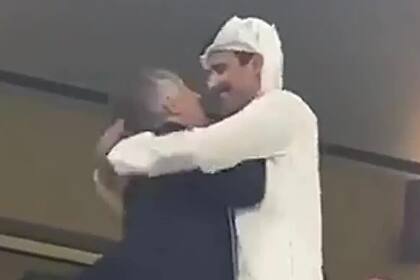 El abrazo entre el exmandatario y el referente de la dinastía de los Al Thani durante la Copa del Mundo