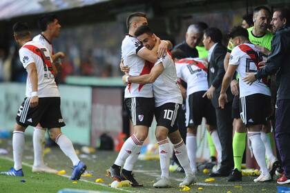 El abrazo entre el Pity Gallardo y el banco