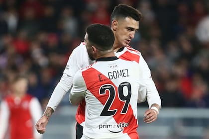 El abrazo entre Elías Gómez y Matías Suárez; el delantero volvió a ser decisivo para un triunfo de River