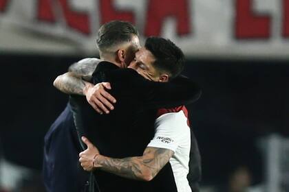 El abrazo entre Enzo Pérez y Martín Demichelis: el capitán de River se fue ovacionado por el estadio Monumental a los 11 minutos del segundo tiempo del partido con Estudiantes de La Plata