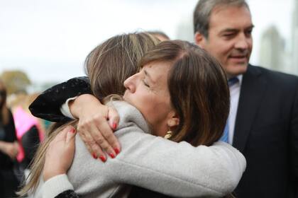 El abrazo entre Gabriela Cerruti y Malena Galmarini