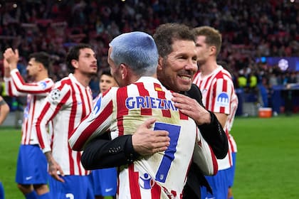 El abrazo entre Griezmann y Simeone durante un partido por la Champions League