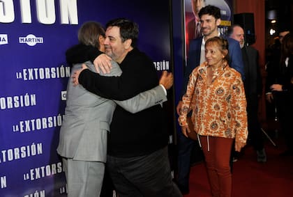 El abrazo entre Guillermo Francella y Carlos Portaluppi en plena alfombra roja. Los actores ya habían trabajado juntos en el film Los que aman, odian y también en teatro, donde Francella lo dirigió en Perfectos desconocidos