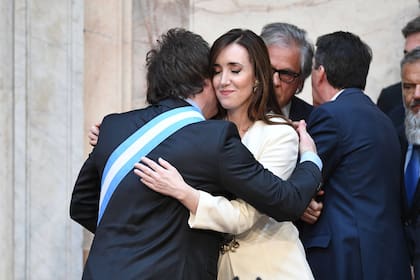 El abrazo entre Javier Milei y Victoria Villarruel después de jurar