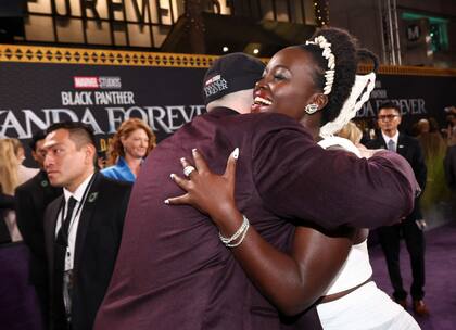 El abrazo entre Kevin Feige, presidente de los estudios Marvel, y Lupita Nyong'o 