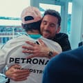 El encuentro de Kimi Antonelli con Lionel Messi después de ganar el Gran Premio de Miami