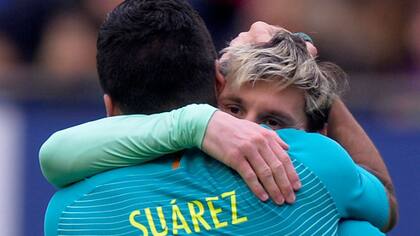 El abrazo entre los goleadores, Suárez y Messi