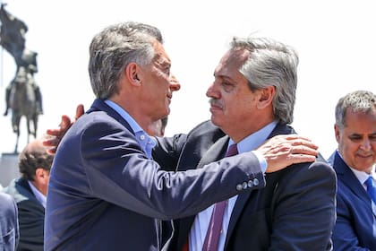 El abrazo de Mauricio Macri y Alberto Fernández, un gesto valorado por todo el arco político
