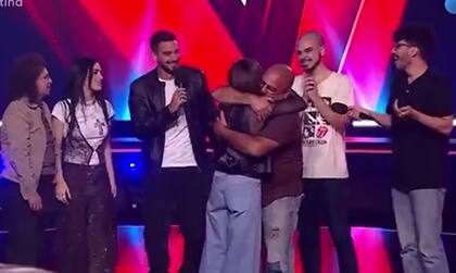 El abrazo entre Mariano, el papá del participante de La Voz, y Soledad Pastorutti