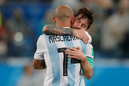 El abrazo entre Mascherano y Messi
