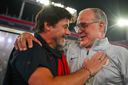El abrazo entre Mauricio Pochettino, entrenador de Estados Unidos, y Marcelo Bielsa, de Uruguay