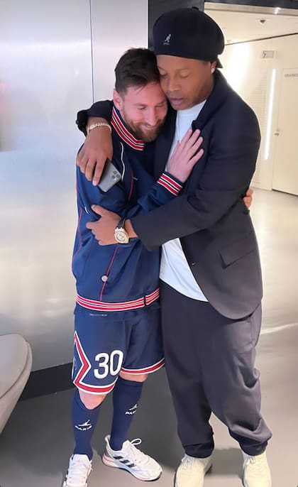 El abrazo entre Messi y Ronaldinho