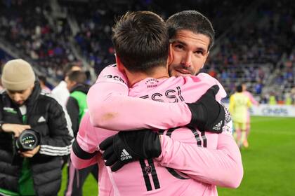 El abrazo entre Messi y De Paul tras conseguir la clasificación a la final de Conferencia Este