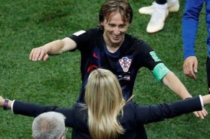 El abrazo entre Modric y Olivari, luego de la clasificación de Croacia a la semifinal del Mundial