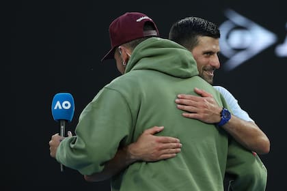 El abrazo entre Nick Kyrgios y Novak Djokovic después de la entrevista en el court central del Australian Open