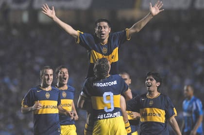 El abrazo entre Riquelme y Palermo en la Copa 2007: Boca venció a Gremio en la final