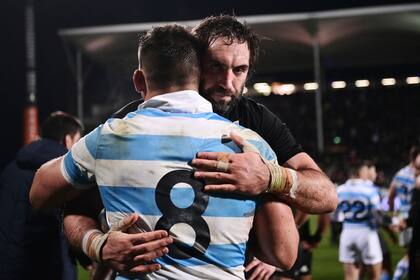 El abrazo entre Sam Whitelock, emblema de los All Blacks, y Pablo Matera, una de las figuras de los Pumas