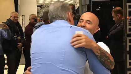 El abrazo entre Sampaoli y Tité