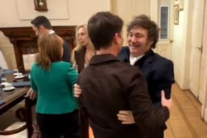 El abrazo entre Santiago Caputo y Javier Milei duranta la primera reunión del nuevo Gabinete de Ministros