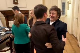 El video de Milei con su "nuevo" gabinete, a los saltos con Petri y abrazo prolongado con Santiago Caputo