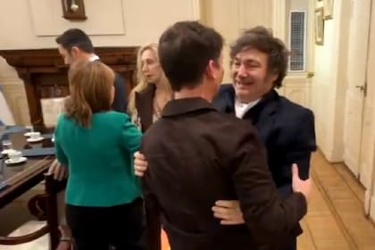 El abrazo entre Santiago Caputo y Javier Milei duranta la primera reunión del nuevo Gabinete de Ministros