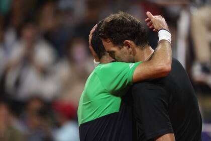 El abrazo eterno en el que se enfundaron Juan Martín del Potro y Federico Delbonis al término del partido por el Argentina Open.