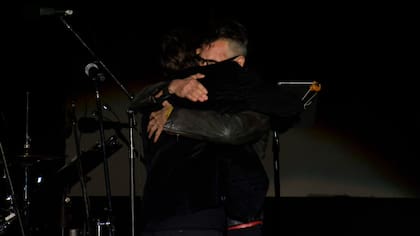 El abrazo eterno entre Ciro y Piti Fernández