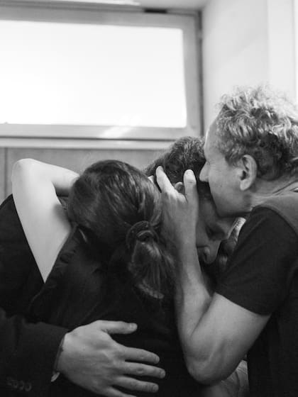 El abrazo familiar entre Bruera y sus padres