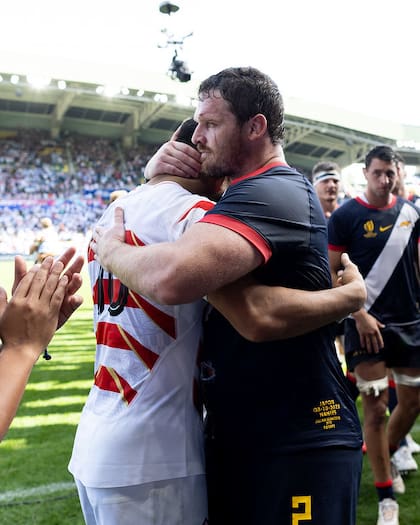 El abrazo final de Montoya con un rival de la selección de Japón