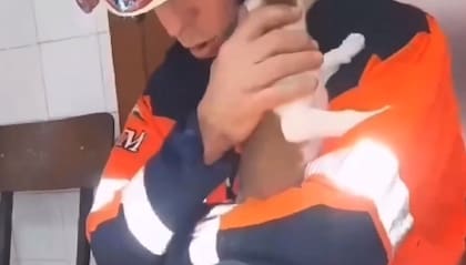 El abrazo final entre el cachorro y uno de los bomberos que lo rescató