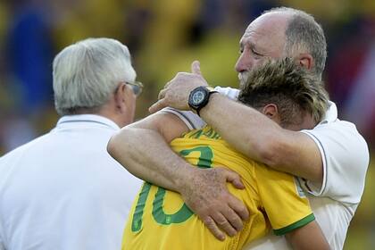 El abrazo final entre Scolari y Neymar, a puro llanto