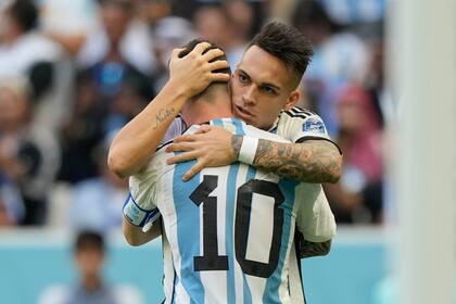 El abrazo Lautaro Martínez a Messi luego del primer gol