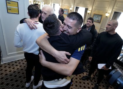 El abrazo más esperado: Messi y Riquelme. Detrás, Alfio Basile (Javier García Martino)