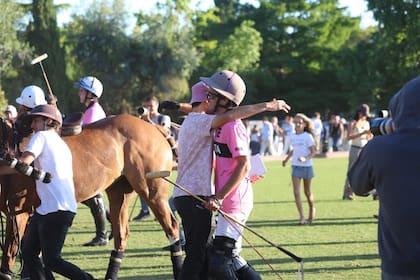 El abrazo para Antonio Heguy en los palenques de Ellerstina-Indios Chapaleufú después de una victoria sufrida