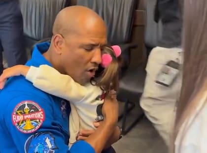 El abrazo que emocionó a todos en las redes sociales