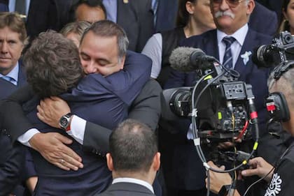 El abrazo que le dio Javier Milei a Manuel Adorni en la Plaza San Martín