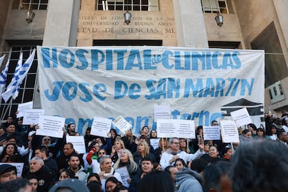 El abrazo simbólico al Hospital de Clínicas, esta mañana