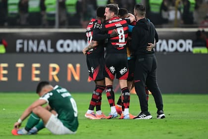 El abrazo tras el final de los jugadores de Flamengo, y la tristeza de Palmeiras