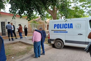 El abuelo de Diana Gómez Russo (de camisa rosa), desconsolado durante el operativo policial en la puerta de la casa donde murió su nieta, en la ciudad santiagueña de La Banda