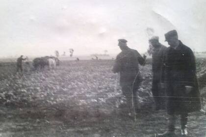 El abuelo de Julie (en el lado derecho de la foto) supervisaba el trabajo forzado en propiedades rurales de la Polonia ocupada