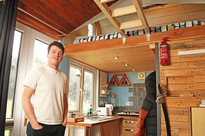 El abuelo de Lear lo ayudó con la electricidad y su padre, con la plomería, pero el resto lo hizo todo el muchacho, con alguna asistencia de tutoriales de YouTube