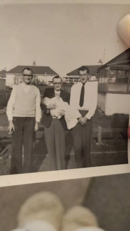 El abuelo de Sammie Wilson sosteniendo a su hijo en brazos (Foto: Sammie Wilson)