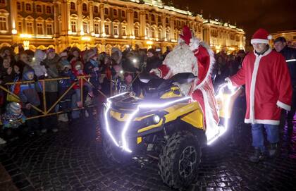 El "Abuelo helado", -como se conoce a Papá Noel-, decidió andar en cuatrimoto en San Petersburgo