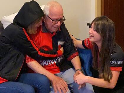 El abuelo junto a dos de sus nietas tras la consagración de Colón. Emoción pura.